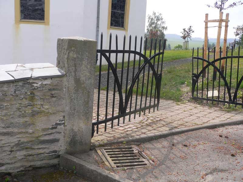 Friedhofsmauer und Eingabgstor an der ev. Kirche