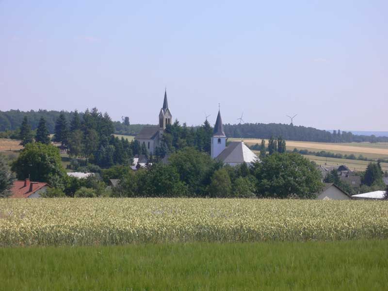 Biebern mit der ev. Kirche und der kath. Kirche